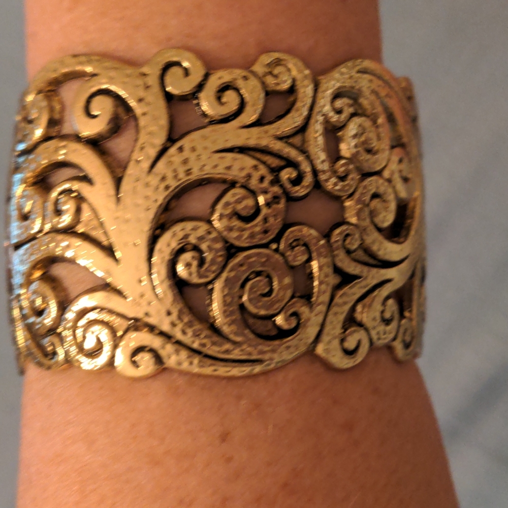 NWOTBeautiful gold bracelet